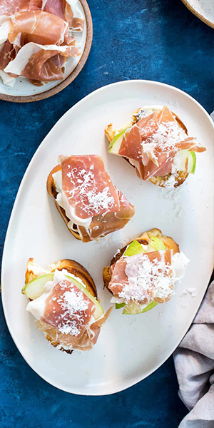 Crostinis au jambon et à la poire marinée