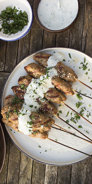 Brochettes d’agneau et sauce à la menthe