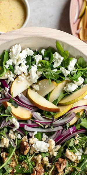 Salade de roquette à la poire, aux noix et au pecorino