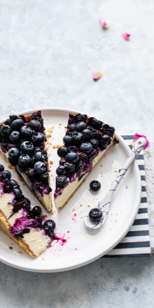 Cheese cake avec des mûres et des myrtilles
